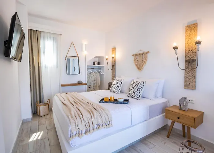 Yploui * Kyra Panagia